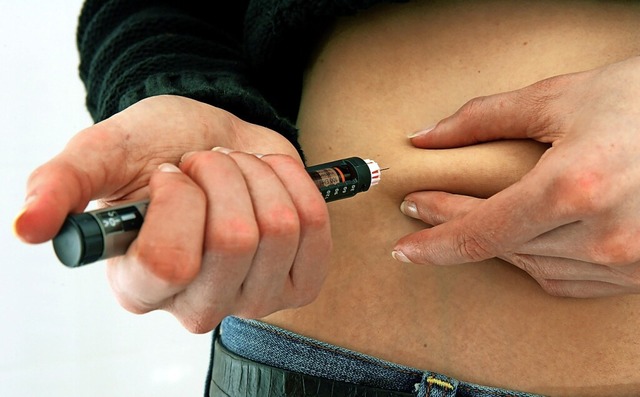 Das Insulin wird mit einem sogenannten Pen in den Bauch gespritzt.  | Foto: Gero Breloer