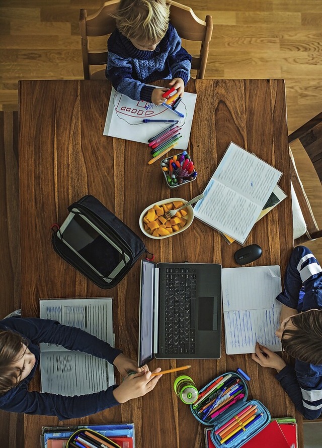 Schule findet in vielen Familien am Esstisch statt.  | Foto: Tomsickova