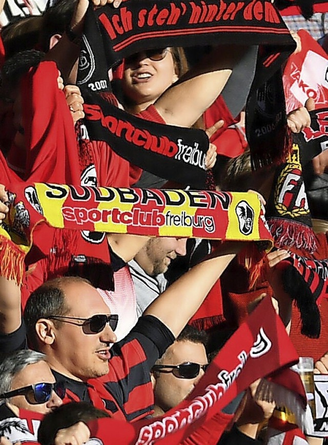 Alles rot vor lauter SC-Fans  | Foto: Patrick Seeger (dpa)