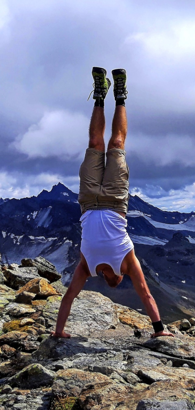 Lehrer Westenberger macht auch mal gerne Handstand.   | Foto: privat