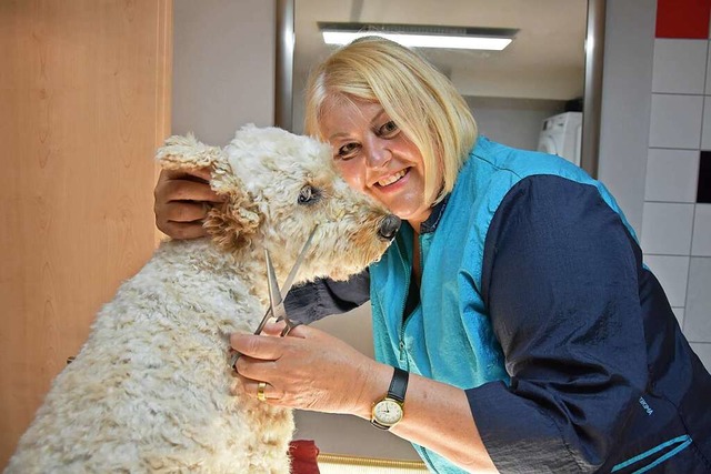 Uschi Ficht mit Kundin Luna &#8211; zum Frisieren gehrt das Schmusen dazu.  | Foto: Andrea Steinhart