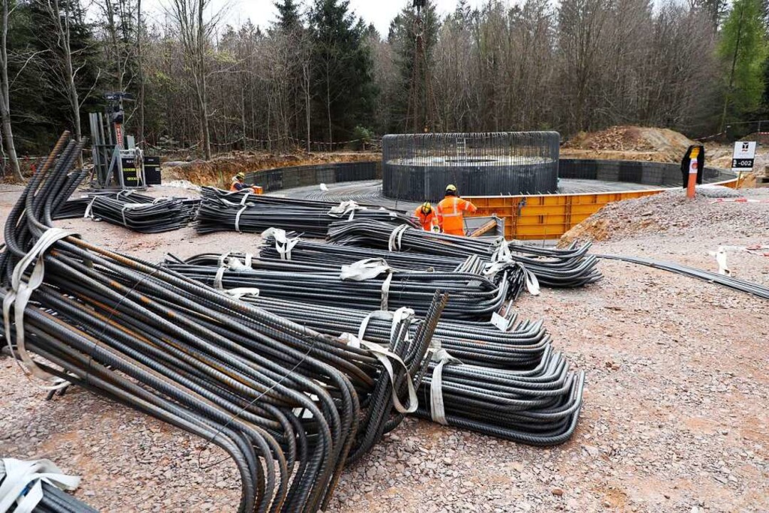Am Fundament des Windrads ist einiges los.  | Foto: Christoph Breithaupt