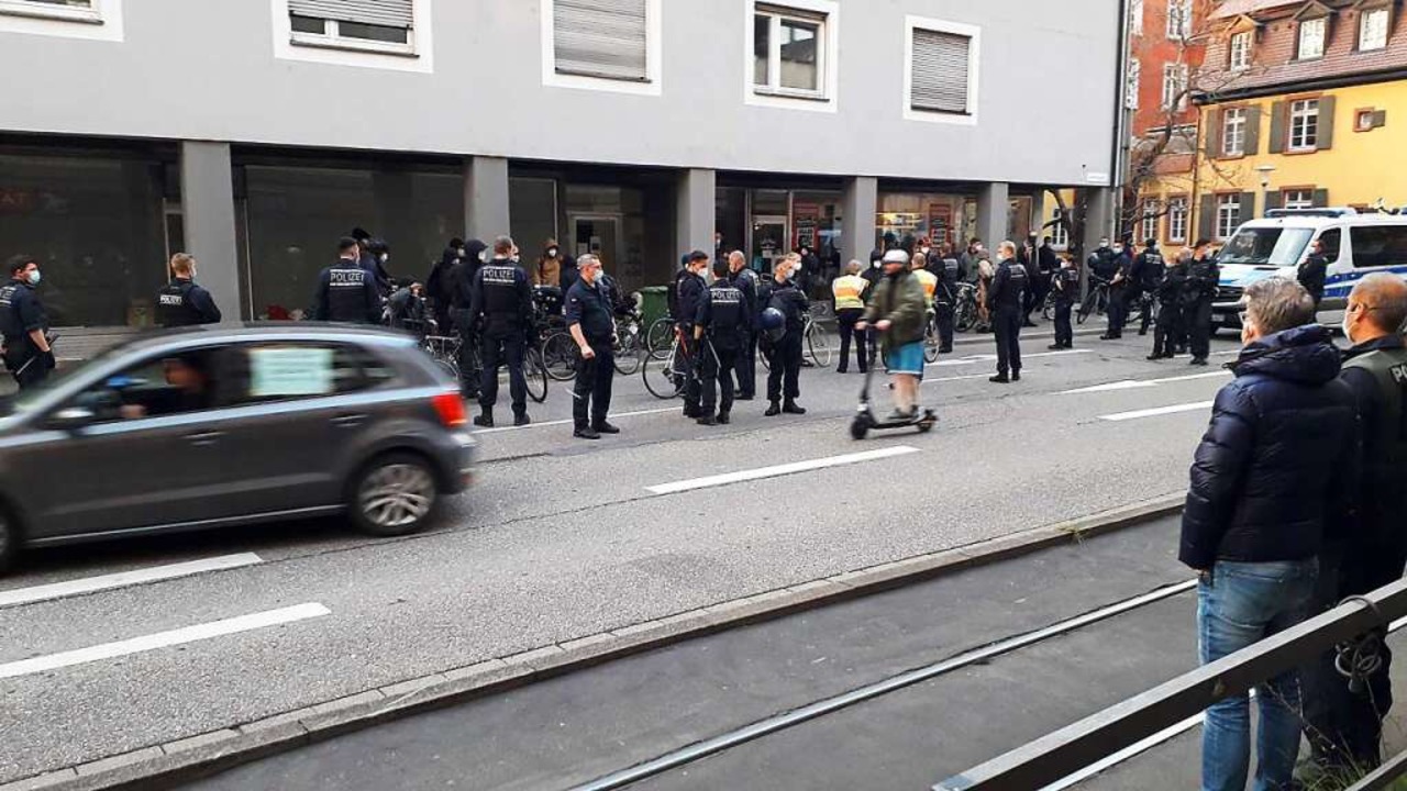 Am Greiffeneggring rumte die Polizei ...weifler  und Impfgegner protestierten.  | Foto: Peter Disch