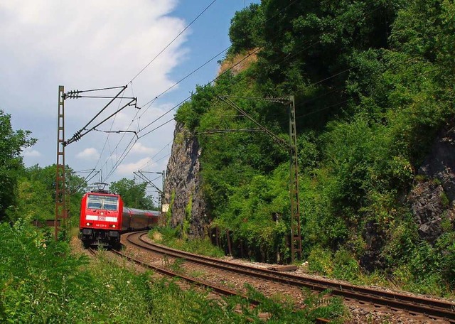 Wie eine Gebirgsbahn winden sich die G...und Istein  an den Felswnden entlang.  | Foto: Rolf Reimann