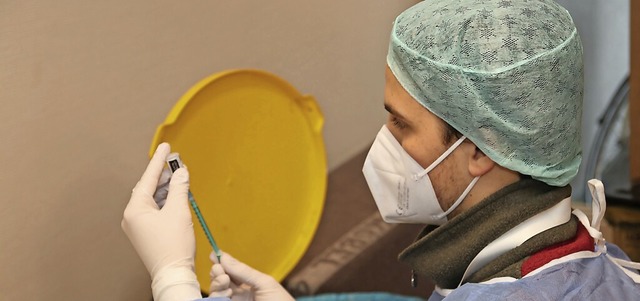 Ein Medizinstudent zieht den begehrten...d-19-Impfstoff in einer Spritze auf.    | Foto: Edinger, Gerald