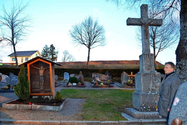 Das Grab von Ehrenbrger Rgele (links...Diskussionsthema  wie auch das  Kreuz.  | Foto: Liane Schilling