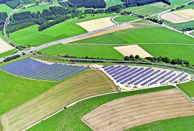 Die knapp 10000 Module des Solarparks bei Unadingen produzieren sauberen Strom.   | Foto: Phiippe Thines