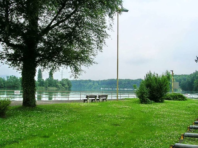 Fast wie an einem schnen See: nach de... Platz am Rheinufer zum Verweilen ein.  | Foto: Claudia Gempp