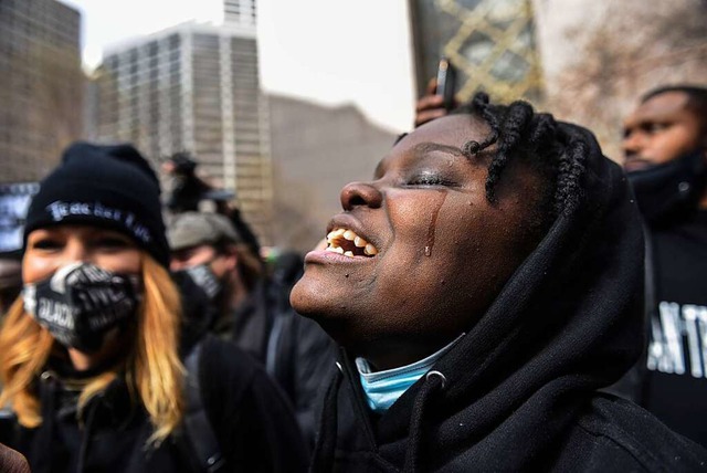 Schwarze in Minneapolis freuen sich un... eine jahrzehntelange Gefngnisstrafe.  | Foto: Stephanie Keith (dpa)
