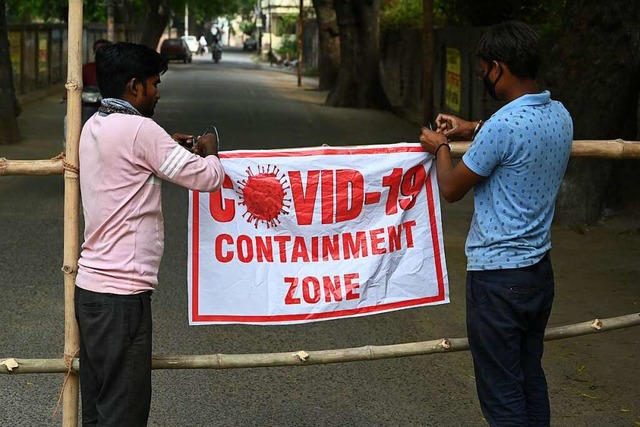Indien, Prayagraj: Stdtische Arbeiter...der Corona-Pandemie abgeriegelt wurde.  | Foto: Prabhat Kumar Verma (dpa)