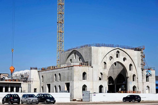 In der Eyyub-Sultan-Moschee im Sden S...ter einmal 2500 Muslime Platz finden.  | Foto: FREDERICK FLORIN (AFP)