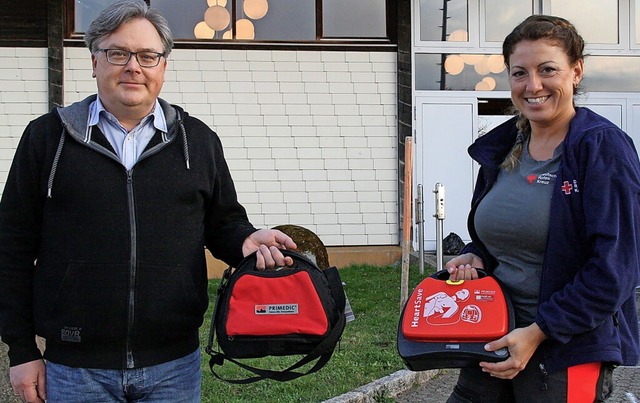 Brgermeister Carsten Quednow und DRK-... sich ber die neuen Defibrillatoren.   | Foto: Peter Schtz