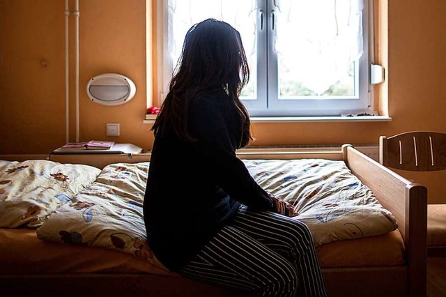 Im Frauenhaus suchen Opfer huslicher ...ken aber  den Bedarf bei weitem nicht.  | Foto: Maja Hitij (dpa)