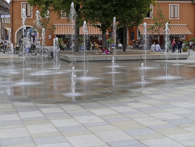 Schatten ist am neugestalteten Marktpl...Kindern an heien Tagen sehr begehrt.   | Foto: Gerold Zink