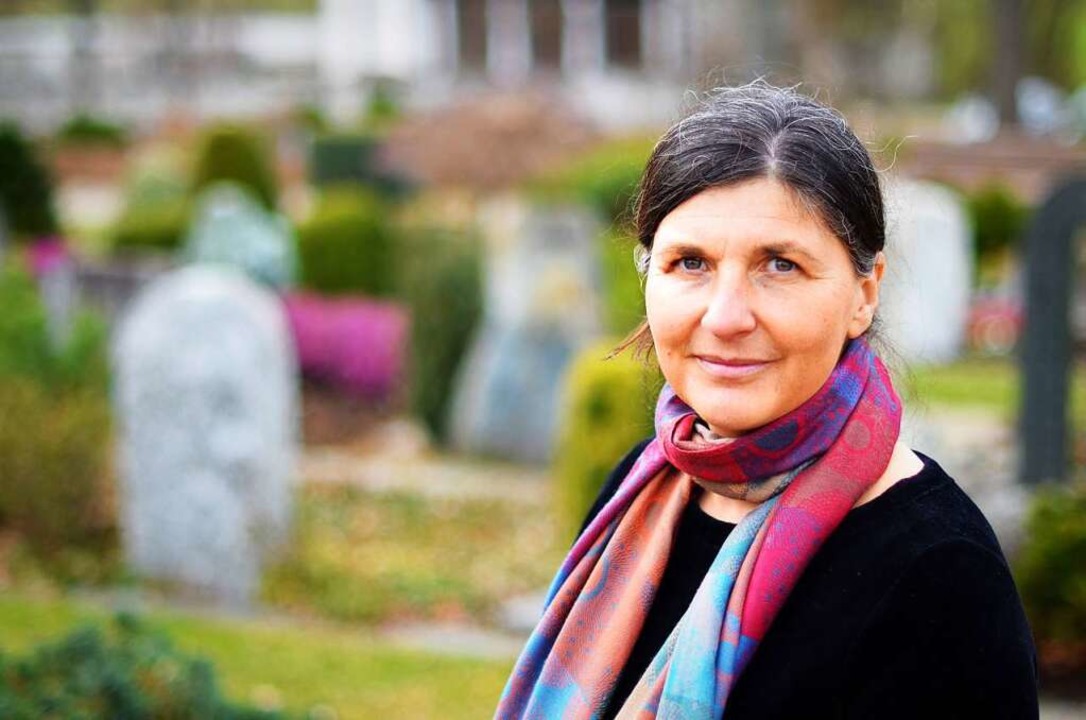 Die Trauerrednerin Bettina Hensler  | Foto: Kathrin Blum