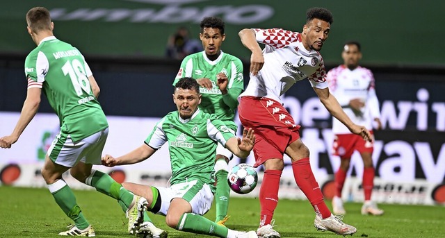 Abstiegskampf: die  Werder-Akteure (vo...lassie gegen den Mainzer Karim Onisiwo  | Foto: Carmen Jaspersen (dpa)