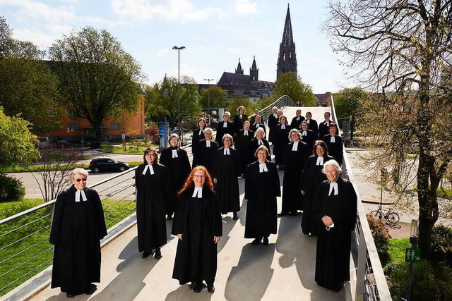 Zum Gruppenbild haben die evangelische... Schatten des (katholischen) Mnsters.  | Foto: Bernd Schumacher