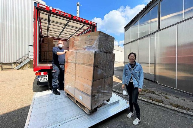 Die Inhaber des Restaurants Lotus und ...Stadt 40000 zertifizierte FFP2-Masken.  | Foto: Barbara Ruda