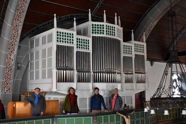 Der Orgelsachverstndige Michael Kaufm...der sanierten Orgel ber das Ergebnis.  | Foto: Thomas Loisl Mink