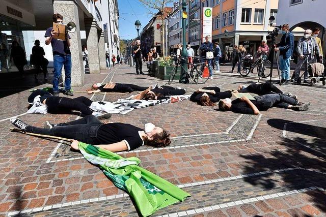 Aktivisten von Fridays for Future Freiburg sterben symbolisch auf der Kaiser-Joseph-Strae