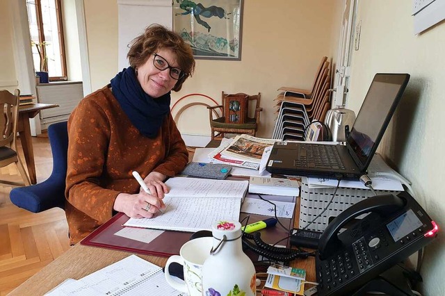 Carola Euhus an ihrem Schreibtisch im Rathaus.   | Foto: Theresa Steudel