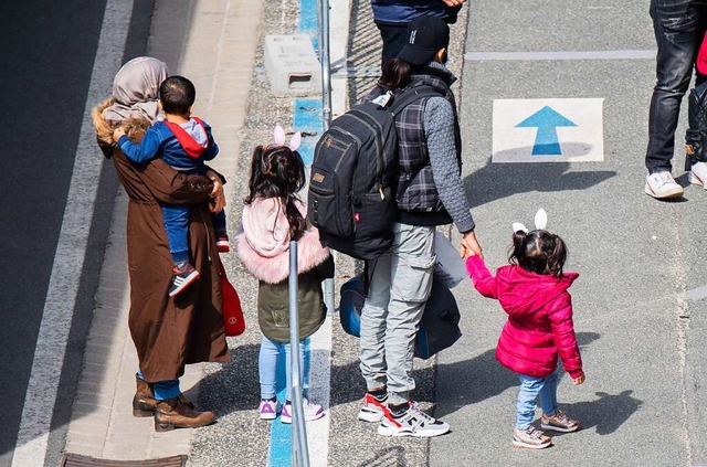 Diese Flchtlinge kamen am Donnerstag am Flughafen Hannover an  | Foto: Julian Stratenschulte