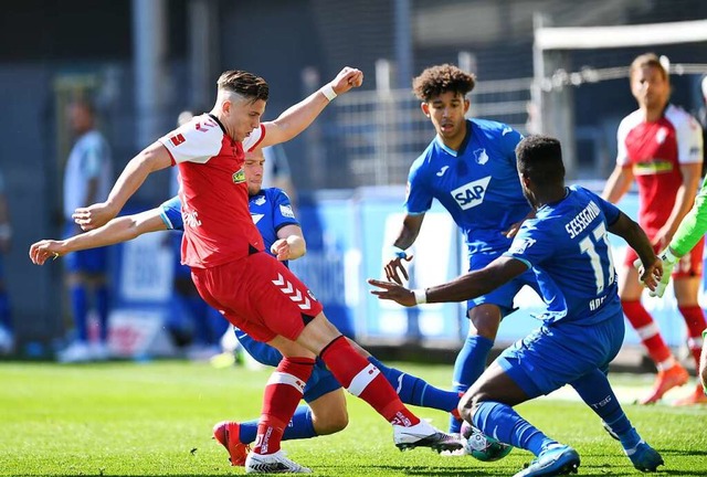 Ermedin Demirovic versucht sich gegen drei Hoffenheimer.  | Foto: SC Freiburg/Achim Keller