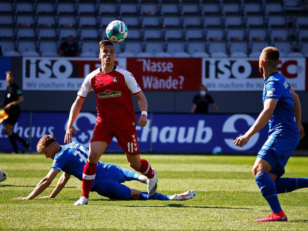 Ermedin Demirovic versucht den Ball zu kontrollieren.