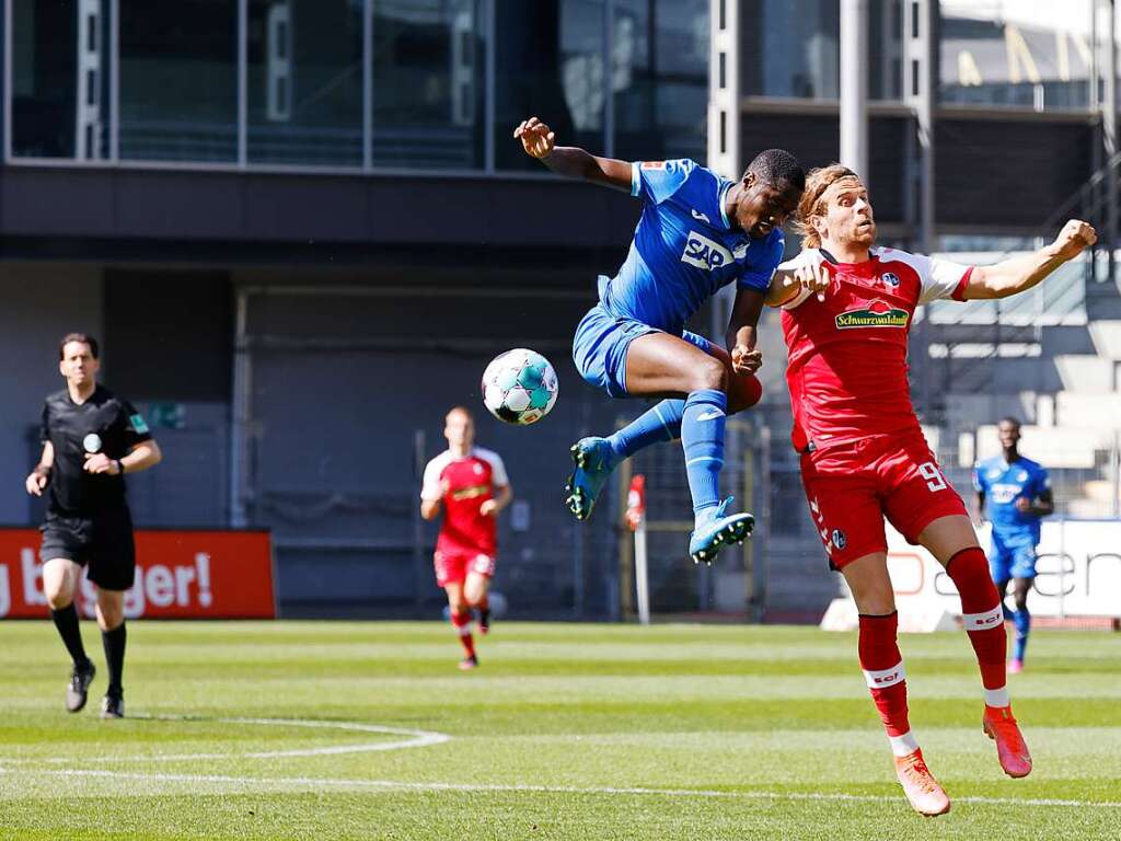 Lucas Hler setzt sich im Luftduell gegen Bebou ein.