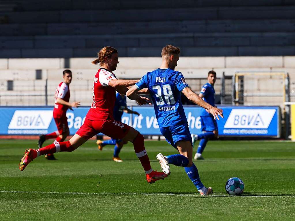 Lucas Hler versucht das Aufbauspiel der Gegner zu unterbinden.