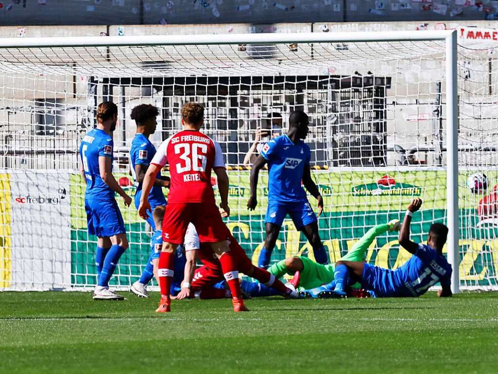 Der Ball ist im Tor, doch der Treffer zhlt nicht: Lucas Hler hatte zuvor im Abseits gestanden.