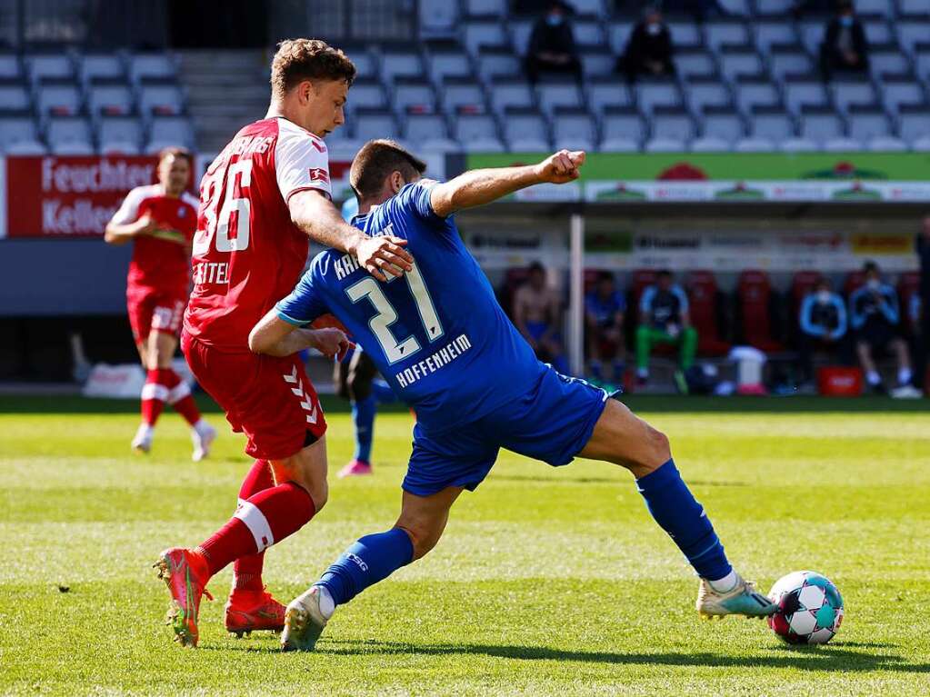 Yannik Keitel im Zweikampf mit Andrej Kramaric.