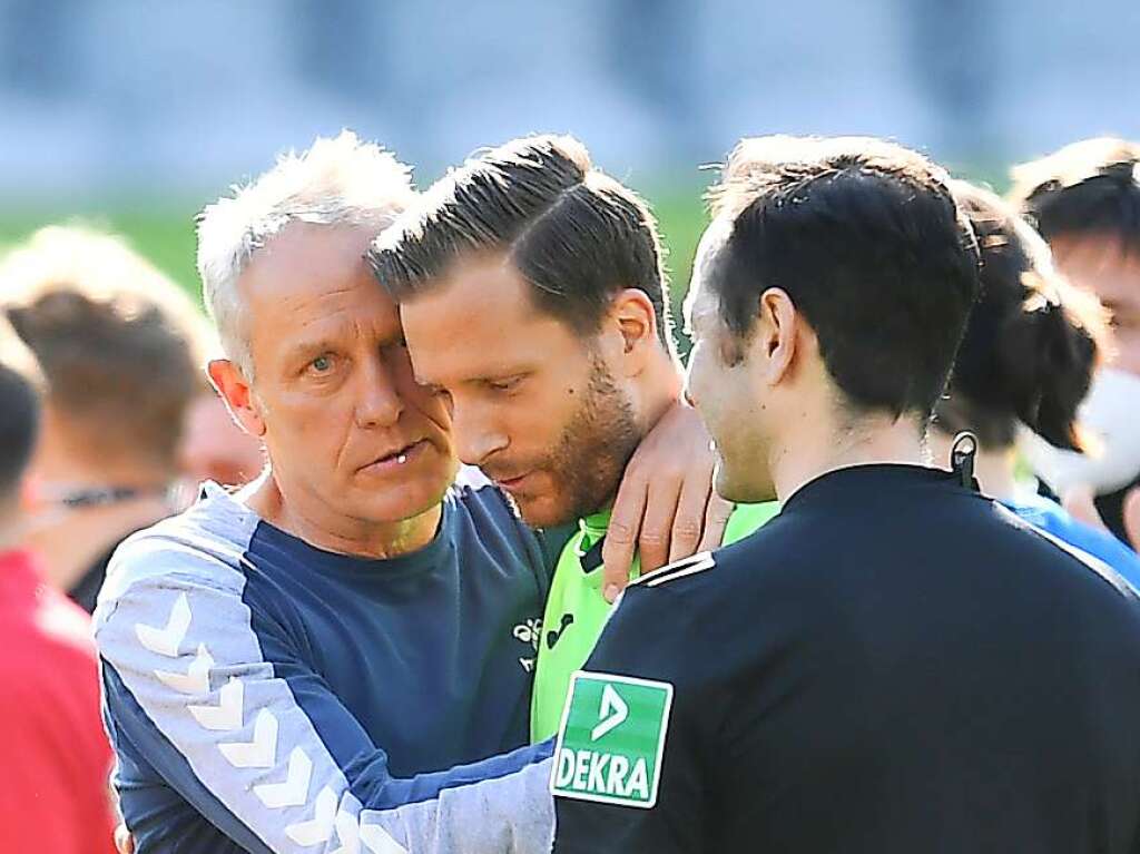 Christian Streich umarmt seinen ehemaligen Spieler Oliver Baumann.