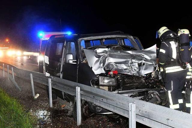 Zwei verletzte Personen und hoher Sachschaden bei Unfall auf der Autobahn