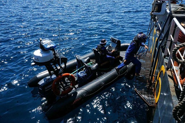 Polizisten bereiten sich auf die Suche...esische Marine-U-Boot gefunden worden.  | Foto: Kurniawan (dpa)