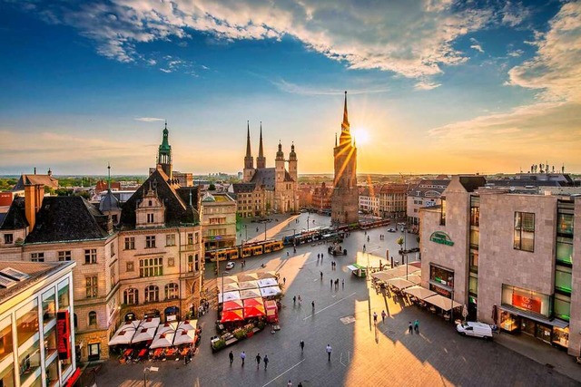 Weitlufiger Marktplatz in Halle: Die ...er Stadt an der Saale einst Wohlstand.  | Foto: Thomas Ziegler (dpa)