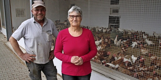 Erhard und Hildegard Kammerer am Kaltscharrraum auerhalb eines Stalls.  | Foto:  