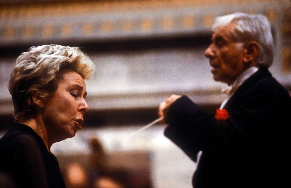 Ludwig  mit dem Dirigenten Leonard Bernstein, wahrscheinlich um 1983.  | Foto: imago stock&people