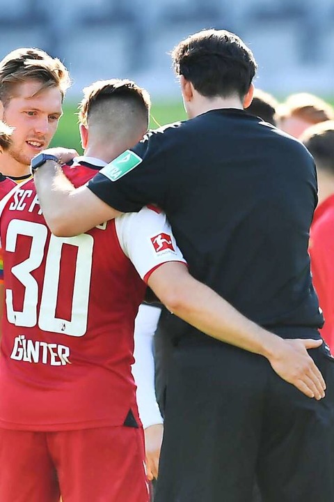 SC-Kapitän Christian Günter (links) un...edsrichter Manuel Gräfe nach dem Spiel  | Foto: SC Freiburg/Achim Keller