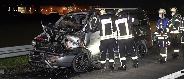 Die beiden Insassen des VW wurden beim Aufprall verletzt.   | Foto: Wolfgang Knstle