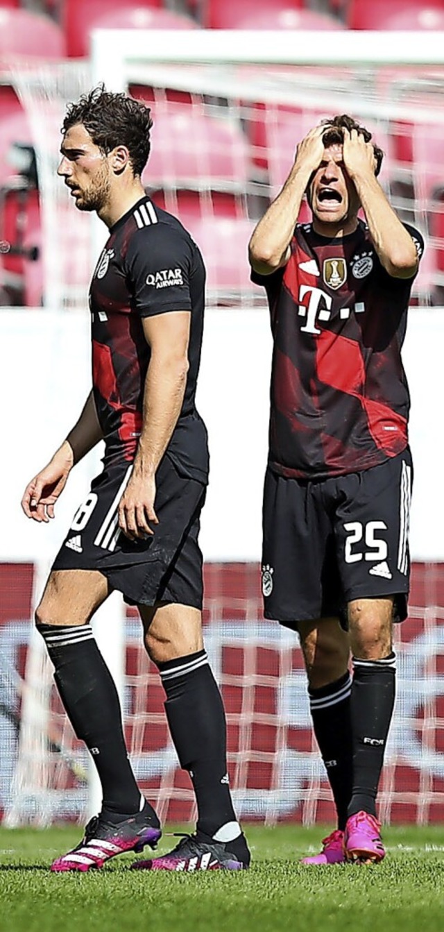 Zum Haareraufen: Die Bayern-Spieler Th...rn sich ber die Niederlage in Mainz.   | Foto: Tom Weller (dpa)