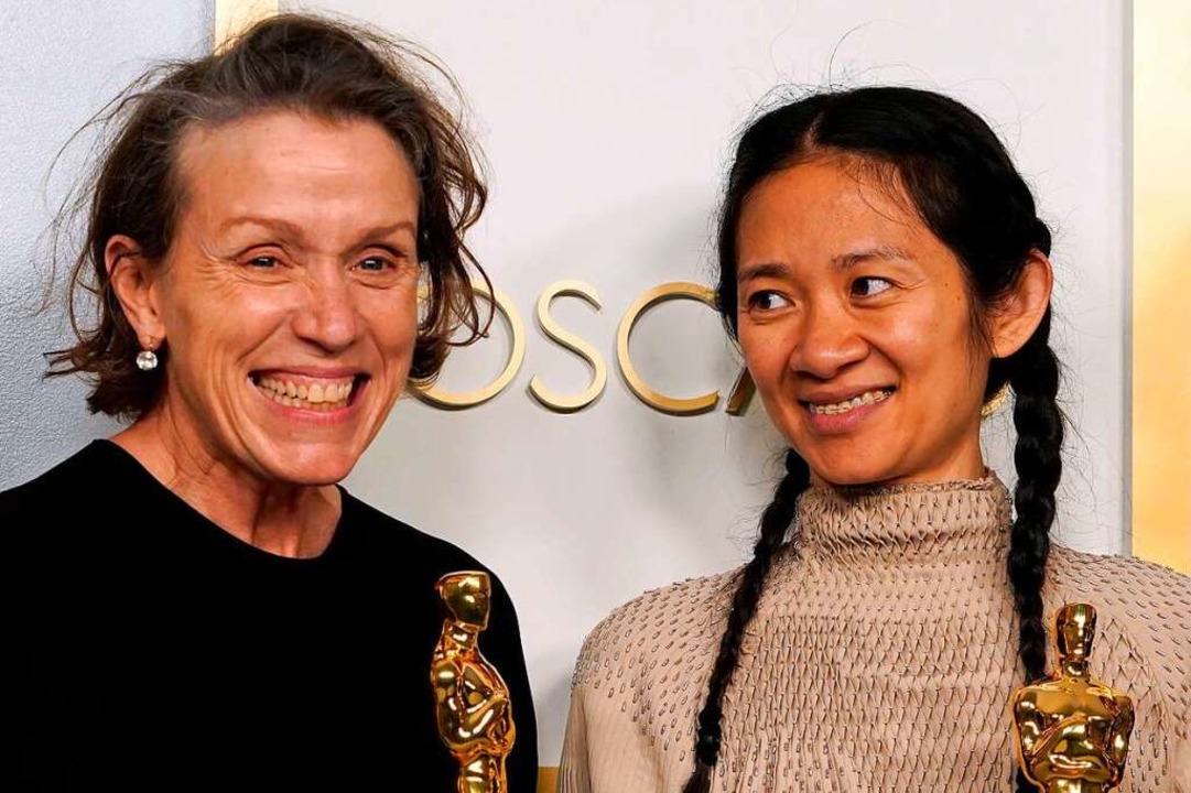 Chloé Zhao mit Frances McDormand, doe ...;Nomadland&#8220; ausgezeichnet wurde.  | Foto: CHRIS PIZZELLO (AFP)