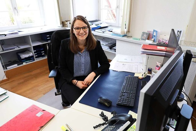 Julia Zehnle fhlt sich wohl an ihrem Schreibtisch im Hauptamt.  | Foto: Christoph Breithaupt