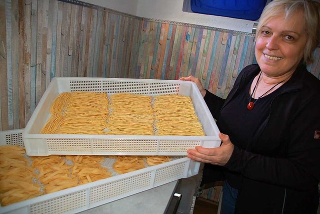 Andrea Glass aus Herten prsentiert ihre selbstgemachten Spaghetti.  | Foto: Petra Wunderle