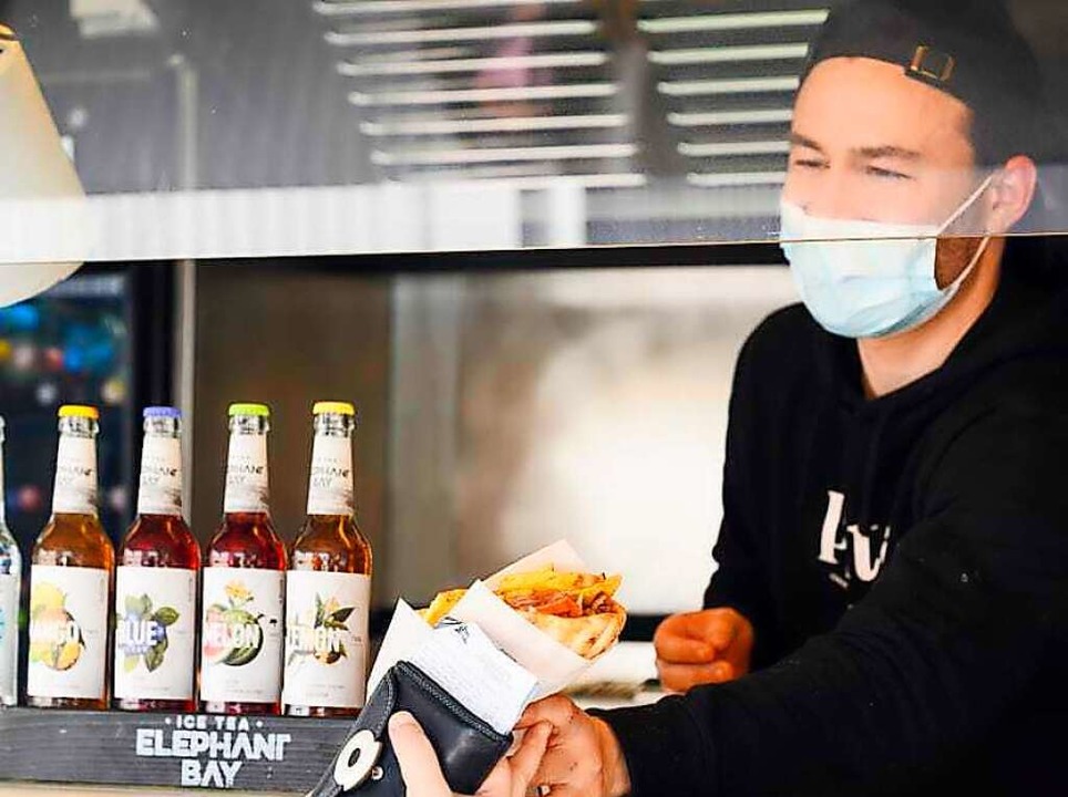 Jonas Doll in seinem Greek Streetfood Truck.  | Foto: Ulrich C Beinert