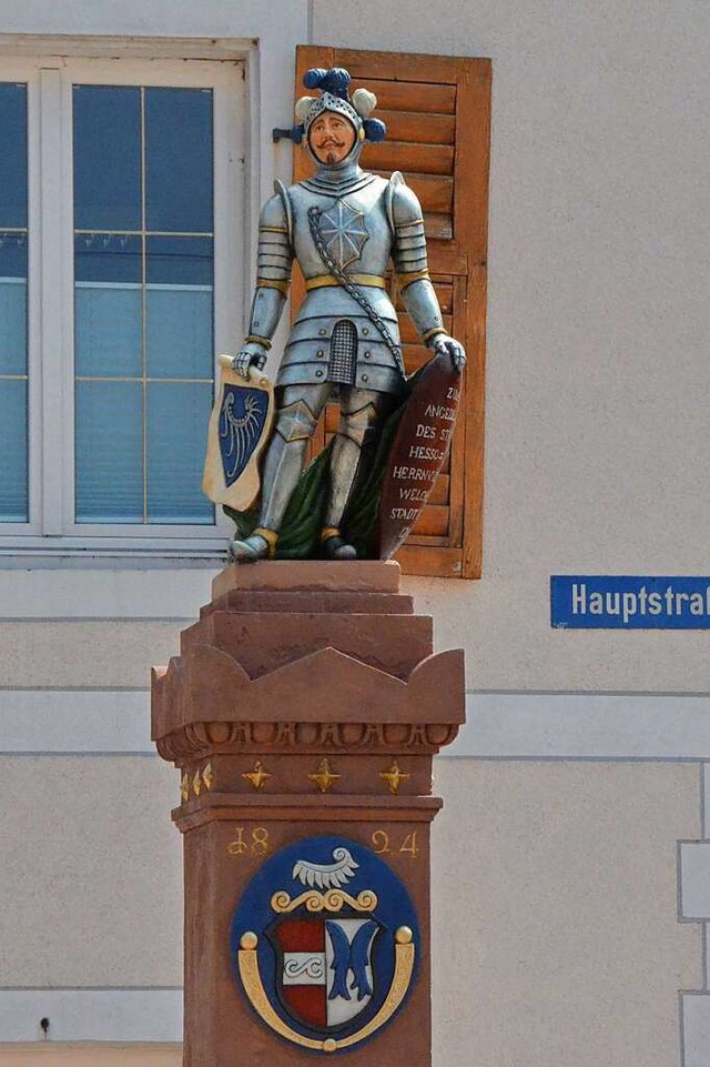 Rudolf II. von senberg steht wieder a...z. Auch das Wappen wurde berarbeitet.  | Foto: Felix Lieschke