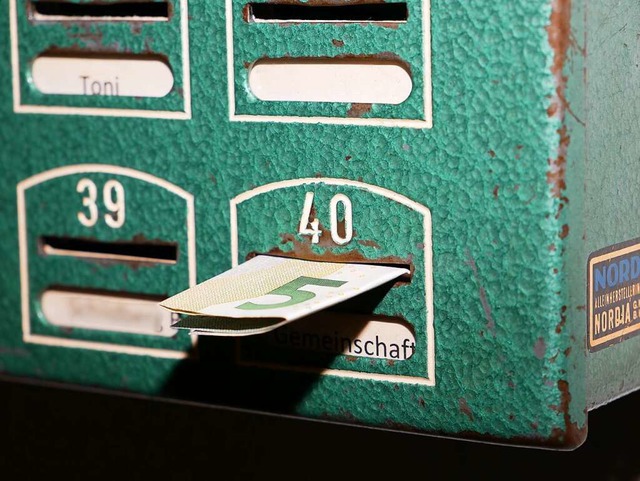 Klein gefaltet passt der Geldschein gerade durch den Schlitz.  | Foto: Eva Korinth