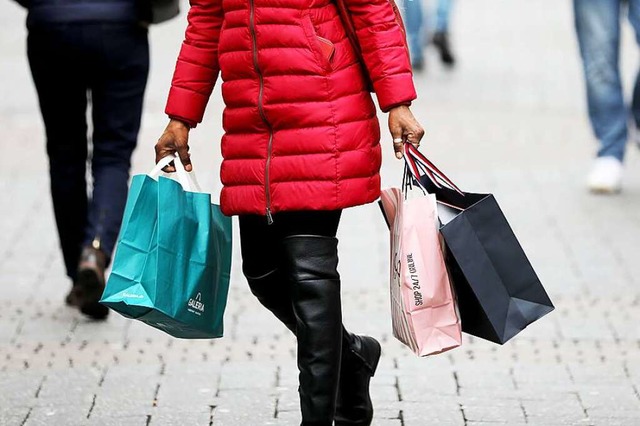 Das Einkaufen in Corona-Zeiten stellt Kunden und Handel vor Herausforderungen.  | Foto: Oliver Berg (dpa)