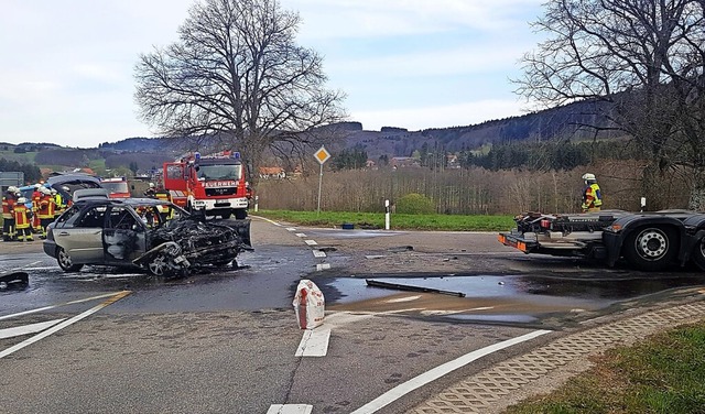 Restlos ausgebrannt ist ein Auto vor Hottingen.  | Foto: Axel Kremp
