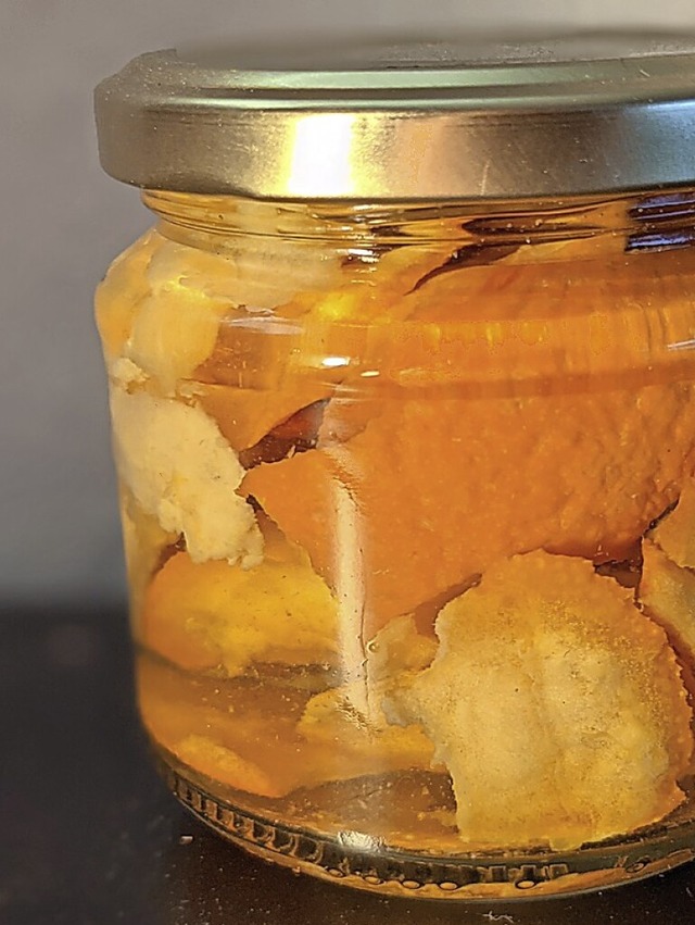 Orangenschalen in Essig &#8211; damit lsst sich Kalk bekmpfen.  | Foto: Leony Stabla